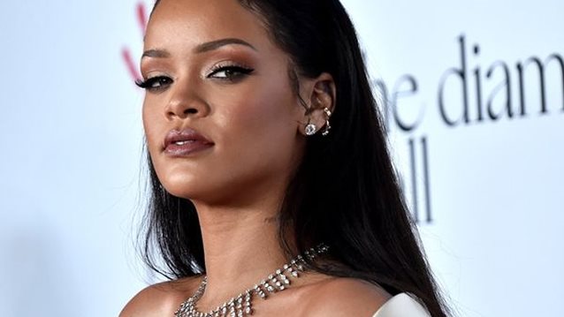Rihanna: Ο αμφιλεγόμενος τρόπος που ευχήθηκε στη Βασίλισσα Ελισάβετ
