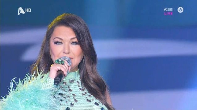 J2US | Η Καίτη Γαρμπή τραγούδησε "Ελλάδα, χώρα του φωτός" μετά από 30 χρόνια και αποθεώθηκε!