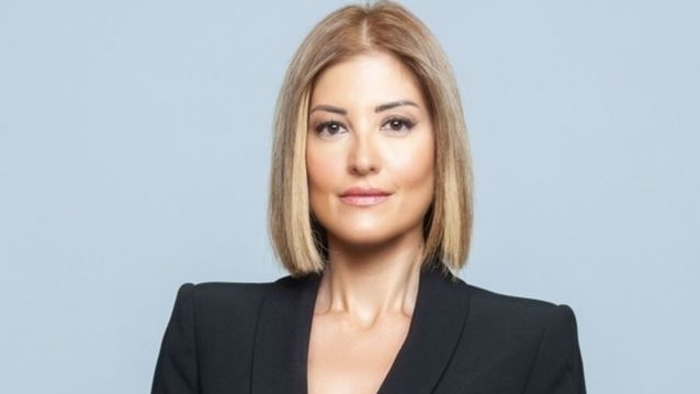 Η Ράνια Τζίμα με φόρεμα που είναι ιδανικό για καλοκαιρινά looks στο γραφείο