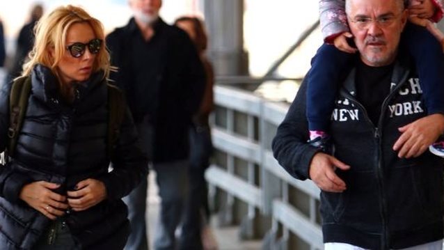 Πέγκυ Ζήνα- Γιώργος Λύρας: Στο αεροδρόμιο με την κόρη τους: Φωτογραφίες