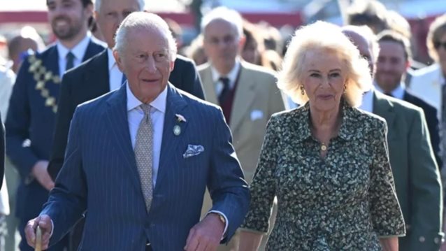 Ο βασιλιάς Κάρολος πυροδοτεί εικασίες αφού εντοπίστηκε να χρησιμοποιεί μπαστούνι για να περπατήσει