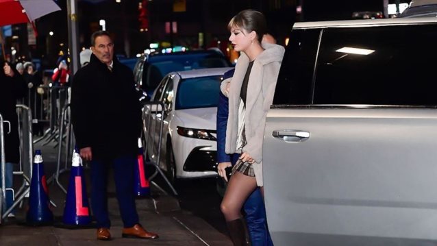 Taylor Swift | Η τολμηρη εμφανιση στο The Late Show με τον Stephen Colbert με mini βελουδινο φορεμα