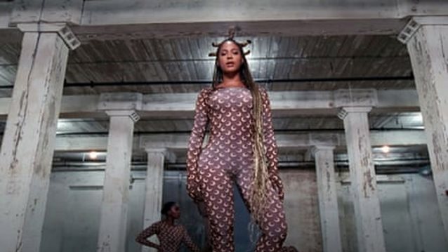 Marine Serre: To logo που λατρευουν οι celebrities ηρθε να κατακτησει τον κοσμο της μοδας!