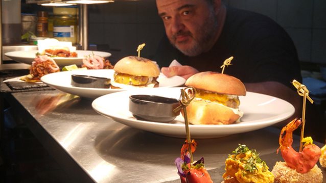 Food Mafia Goes Noel: H Μαφία χτυπάει στο κέντρο της πόλης με την υπογραφή του Ηλία Σκουλά