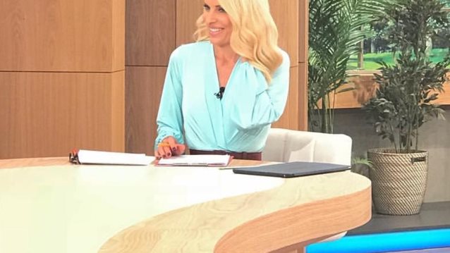 Ελένη Μενεγάκη: Η fashion editor βαθμολογεί το look στην πρεμιέρα της εκπομπής της