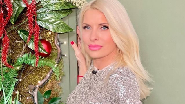 Η Ελένη Μενεγάκη με το top που θα σε αναδείξει στην πιο καλοντυμένη των φετινών γιορτών