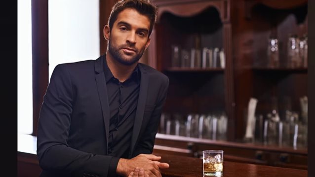 Είναι okay που βγαίνω μόνος μου για ποτό;