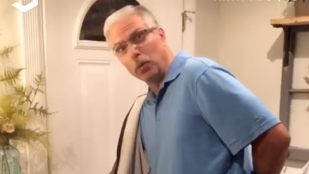 Viral: Ένας γιος δεν αφήνει τον πατέρα του να βγει από το σπίτι!