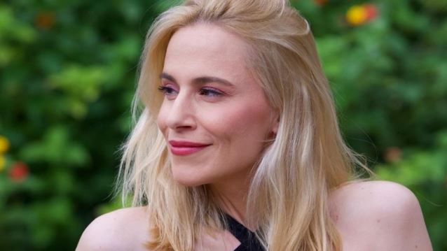 Νάντια Μπουλέ | Φωτογραφίζει την 4χρονη κόρη της με φόντο το πανέμορφα στολισμένο δέντρο τους