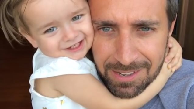 Θάνος Πετρέλης: Βαφτίζει τη μικρή του κόρη: Δείτε το προσκλητήριο