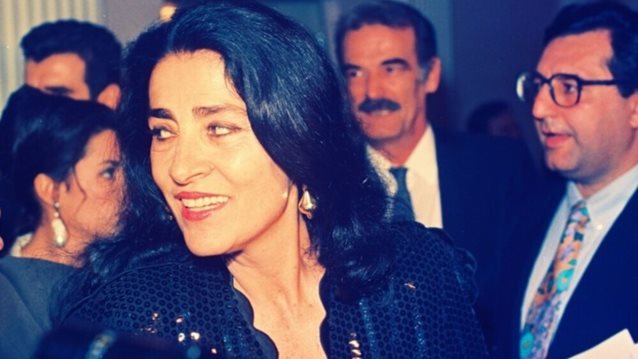 57 χρόνια πριν: Η Ειρήνη Παππά ποζάρει με vintage φόρεμα πλάι στον Kirk Douglas