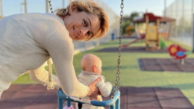 Η Γιούλικα Σκαφιδά στο γήπεδο με τον γιο της