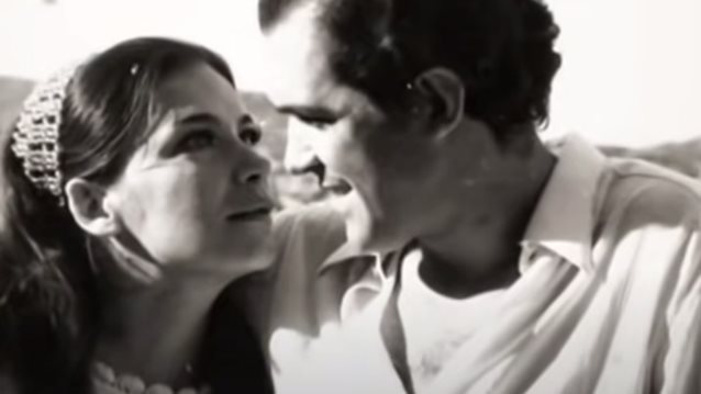 56χρόνια πριν: Η Τζένη Καρέζη με νυφικό στη δεξίωση του γάμου της με τον Κώστα Καζάκο