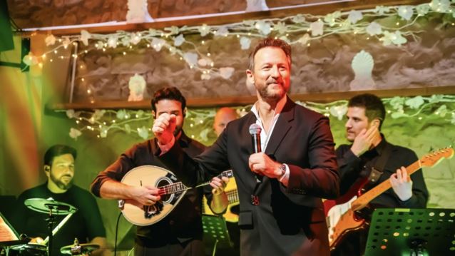 Ο Κώστας Καραφώτης συνεχίζει ακάθεκτος τις πολύμηνες επιτυχημένες εμφανίσεις του!