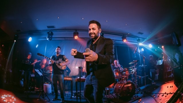 Γιώργος Γιαννιάς: Έκανε «πανικό» στο πάρτι του ΛΑΜΨΗ 92,3