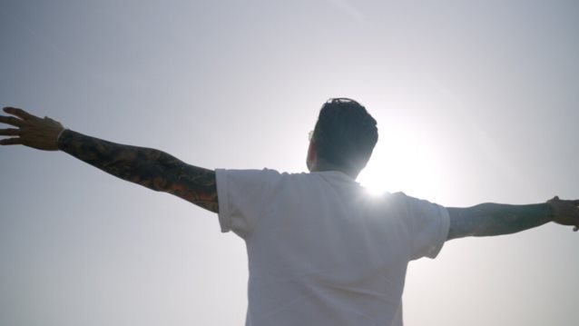 Ο Θοδωρής Μαραντίνης... &quot;Τρελένεται&quot; στο πρώτο solo τραγούδι του