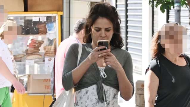 Η Δήμητρα Ματσούκα σε καθημερινές στιγμές στο κέντρο της Αθήνας