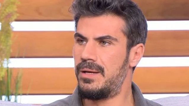 Άκης Πετρετζίκης | Η φωτογραφία με το γιο του ντυμένο τσολιά!