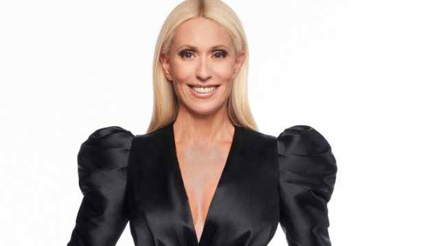 Η Μαρία Μπακοδήμου στην αγκαλιά των γιων της