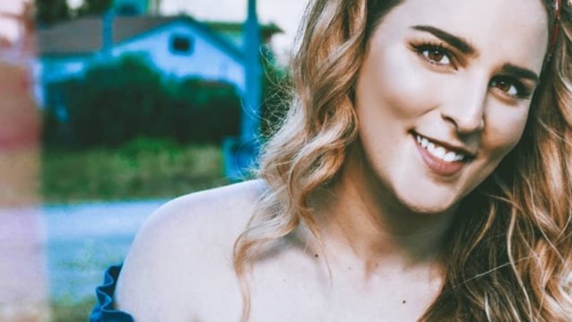 Εβελίνα Νικόλιζα : Mε το πιο τέλειο χρώμα μαλλιών, λίγο πριν το φθινόπωρο!
