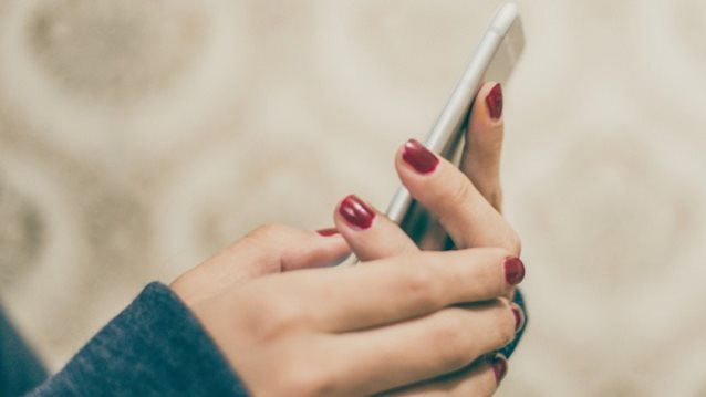 Να ψάξω το κινητό του; : Μάθε τι λέει έρευνα γι’αυτό!