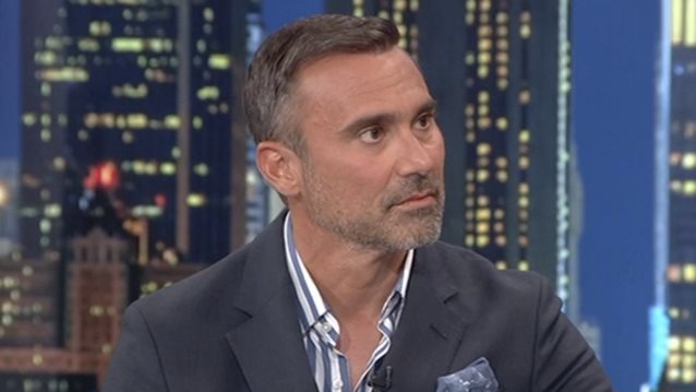 Γιώργος Καπουτζίδης | Το σοβαρό ατύχημα στην Αίγινα που τον οδήγησε στο χειρουργείο