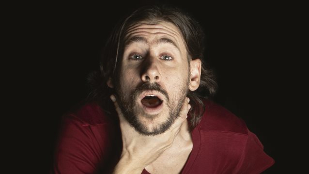 Ο Μάκης Παπαδημητρίου σκηνοθετεί το &quot;Baby Reindeer&quot; στο Θέατρο Ιλίσια-Βολανάκης