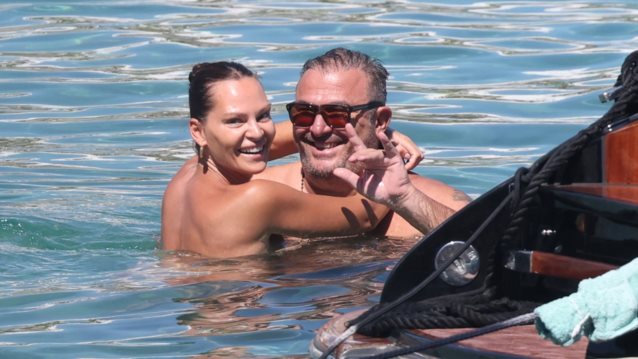 Αντώνης Ρέμος &amp; Υβόννη Μπόσνιακ full in love στην Ψαρού της Μυκόνου