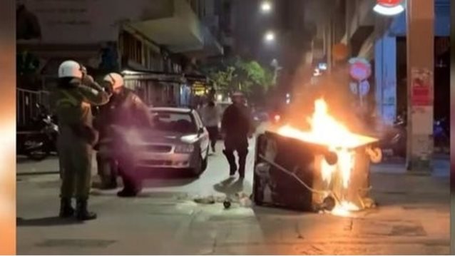 Επεισόδια στα Εξάρχεια: Φωτιές και μολότοφ σε αστυνομικούς - Ζημιές σε κατάστημα