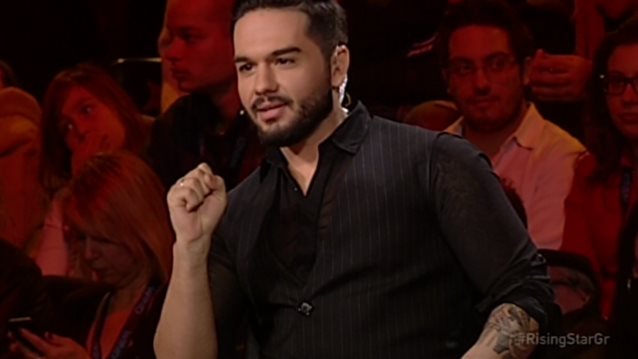 Χρήστος Μάστορας: Η εντυπωσιακή εμφάνιση στην πρεμιέρα του Rising Star: Ποιοι σχεδίασαν τα ρούχα του;