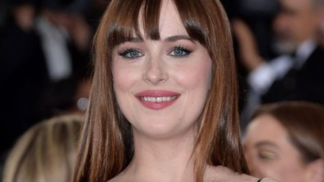 Dakota Johnson : Mιλά για το πώς γυρίστηκαν οι ερωτικές σκηνές στο Fifty Shades of Grey