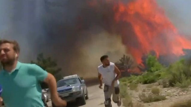 Φωτιά στη Ρόδο | Η στιγμή που το συνεργείο της ΕΡΤ τρέχει να σωθεί από τις φλόγες