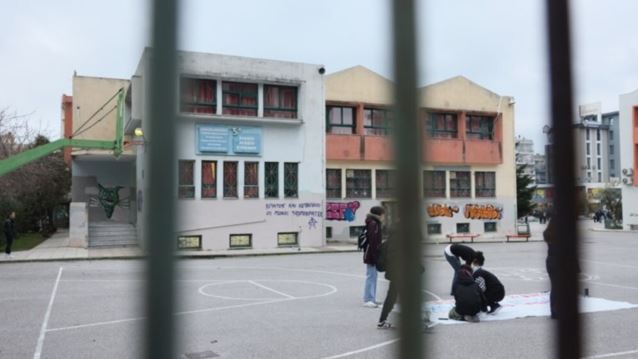 Κως: Μαθήτριες έπαιξαν ξύλο μπροστά στα μάτια των συμμαθητών τους - Γελούσαν και τις τραβούσαν βίντεο