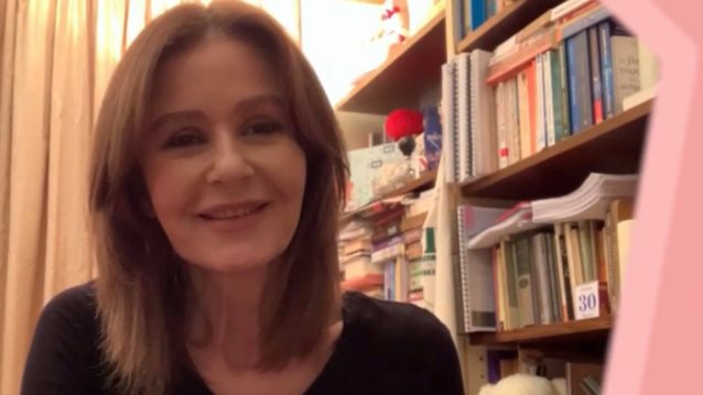 Κάτια Δανδουλάκη: Σπάνια πλάνα από το σπίτι της! Δείτε την τεράστια βιβλιοθήκη της

