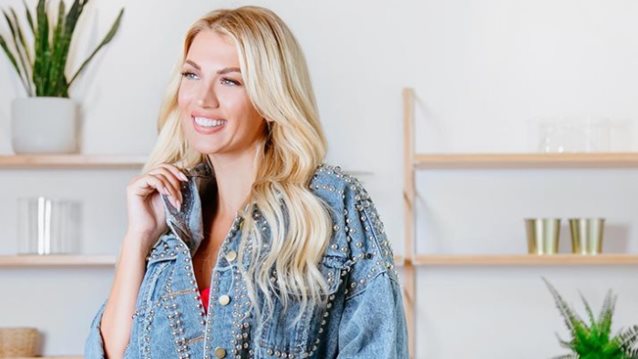 Κωνσταντίνα Σπυροπούλου: Ποζάρει μπροστά στο Χριστουγεννιάτικο δέντρο στην πιο τρυφερή φωτογραφία που ανέβασε ποτέ!