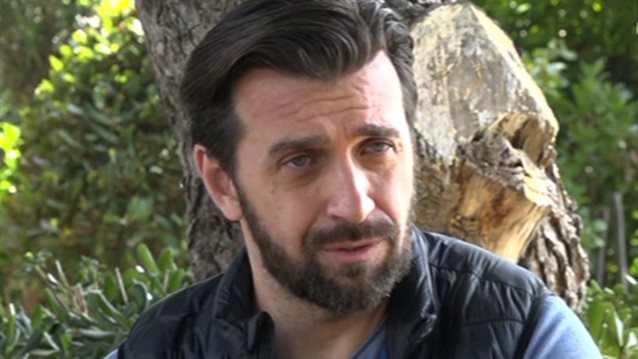 Θάνος Πετρέλης: "Ξερνάω όταν βλέπω καλλιτέχνες να ψάχνουν αφορμή να βγουν στην κάμερα"