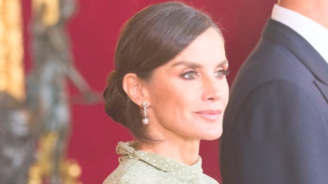 Βίντεο δείχνει την Βασίλισσα Letizia να διορθώνει το μακιγιάζ της κατά τη διάρκεια δημόσιας εκδήλωσης