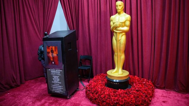 Oscar 2023 | To πιο διάσημο κόκκινο χαλί άλλαξε χρώμα!