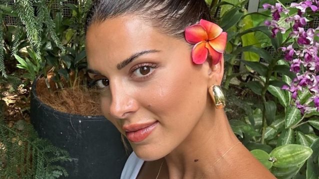 Η Σταματίνα Τσιμτσιλή μαζεύει φρούτα με τους ντόπιους στη Σιγκαπούρη