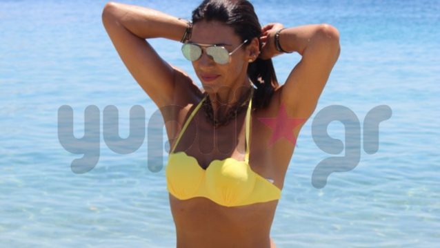 Σοφία Παθέκα: Στη Μύκονο μόνο με το μαγιό της στο πλευρό του μεγάλου της γιου! Δείτε φωτογραφίες