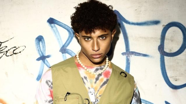 Ο Ηρακλής Τσουζίνοφ ποζάρει με την εγκυμονούσα σύντροφό του