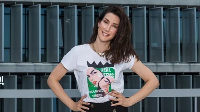 BE SHERO: Η Χριστίνα Φλαμπούρη φορά τη νέα limited συλλογή της Answear.LAB και μιλά για τις γυναίκες που την εμπνέουν