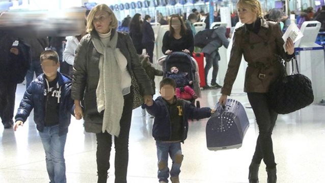 Φαίη Σκορδά: Στο αεροδρόμιο με τους γιους της και τη μητέρα της