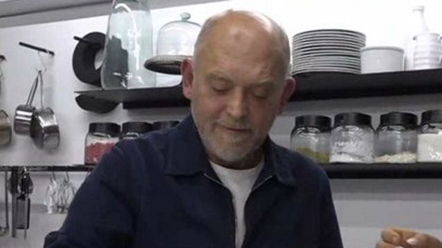 Στέλιος Παρλιάρος: &quot;Παραλίγο να μπω φυλακή. Κρυβόμουν στις τουαλέτες του μαγαζιού για να μη με βρουν οι αστυνομικοί&quot;