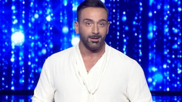 J2US | Ο Νίκος Κοκλώνης παρουσίασε για πρώτη φορά το πρώτο του τραγούδι