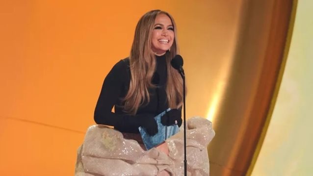 Η Jennifer Lopez εμφανίστηκε στο after party των Grammys με δημιουργία ελληνικού brand