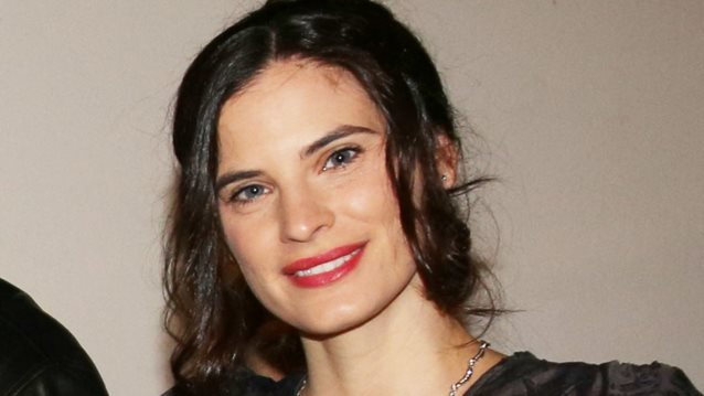 Η Χριστίνα Μπόμπα στο Ηρώδειο | Το φόρεμα που θα φορέσουμε πιο πολύ φέτος το φθινόπωρο