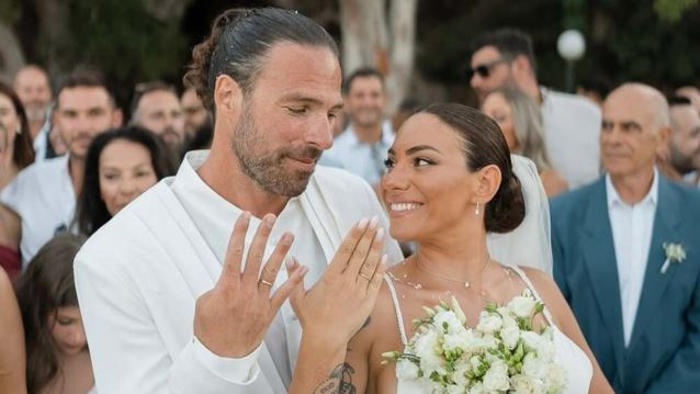 Η οικογενειακή φωτογραφία της Ευρυδίκης Βαλαβάνη και του Γρηγόρη Μόργκαν στο σπήλαιο που παντρεύτηκαν