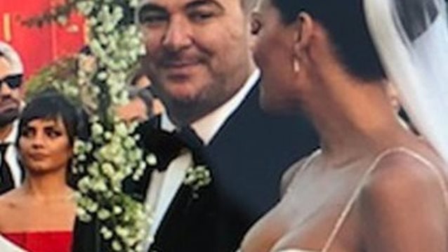 Αντώνης Ρέμος &amp; Υβόννη Μπόσνιακ: Η είσοδος στο πάρτι του γάμου τους με την κόρη τους! Δείτε το video