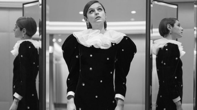 Emma Corrin | Τι είπε η τηλεοπτική &quot;Diana&quot; για τη Meghan Markle και τον πρίγκιπα Harry